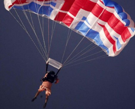 Isabel II llega al Estadio Olímpico en helicóptero con James Bond