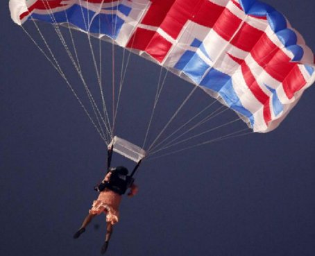 Isabel II llega al Estadio Olímpico en helicóptero con James Bond