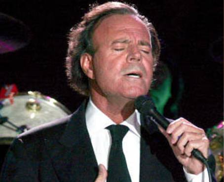 Julio Iglesias hará cantar al Ecuador con sus más grandes éxitos