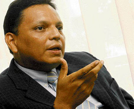 Editor de diario El Universo estudia demandar a Correa por amenazas