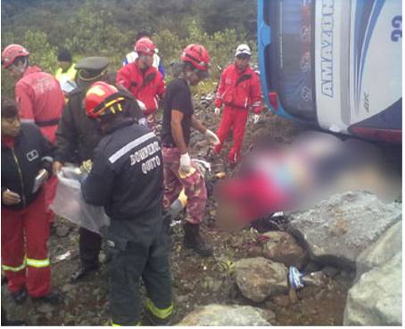 Una ambulancia cayó a una quebrada en vía a Papallacta
