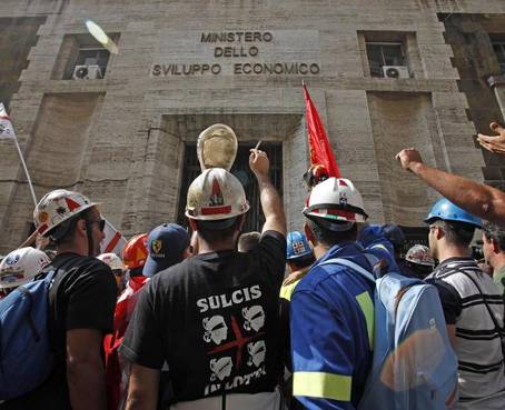 Fuertes protestas en Roma contra el cierre de fábricas de Alcoa