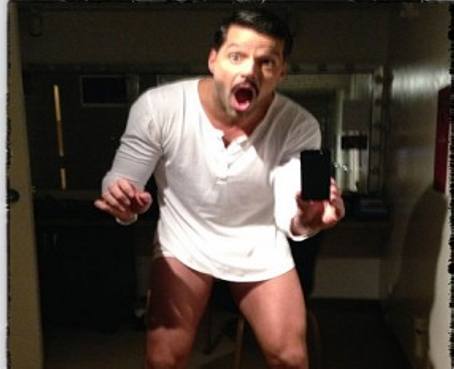 Ricky Martin aparece sin pantalones