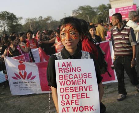Miles de voces y bailes para acabar la violencia contra la mujer en India