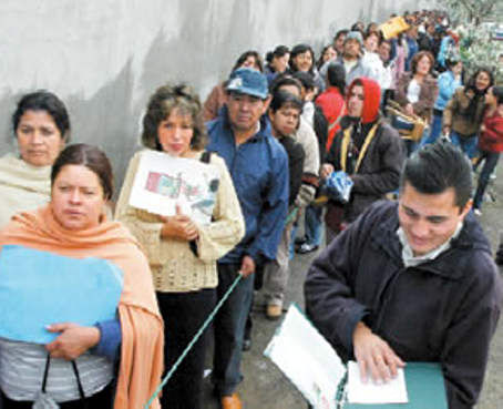 Persiste crisis por reubicación y asignación de cupos en Quito