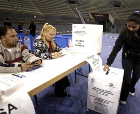 Más de 100.000 ecuatorianos en España podrán votar este domingo