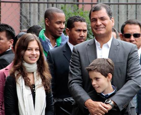 Rafael Correa acompañó a su esposa e hija a sufragar