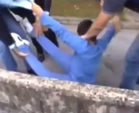 Video de policías que se llevan a la fuerza a un niño crea polémica en Italia