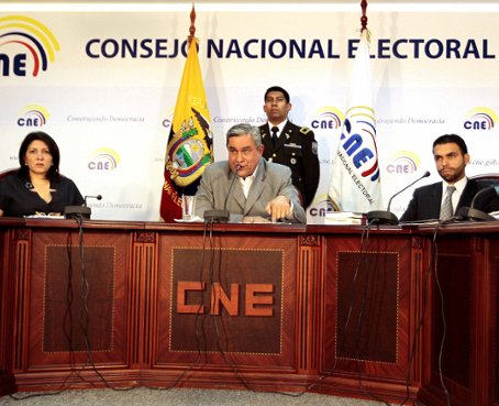 CNE aprobó a los binomios Noboa-Azín y Correa-Glas
