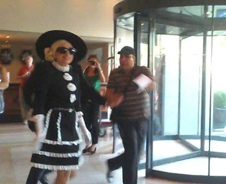 Guardaespaldas de Lady Gaga tiró al piso a un fan &#039;muy entusiasmado&#039;