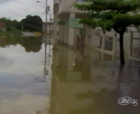 Zonas urbanas y rurales de Portoviejo bajo el agua debido a la creciente del río