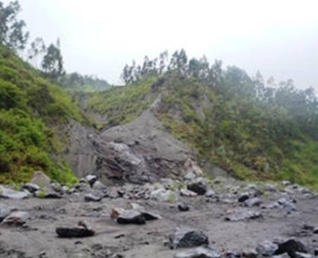 Vía Penipe-Baños está bloqueada por deslaves