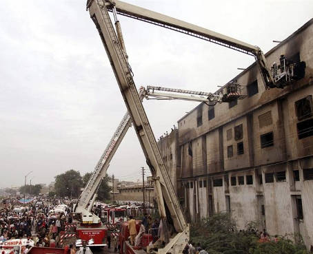 Casi 300 muertos en incendio de una fábrica textil al sur de Pakistán