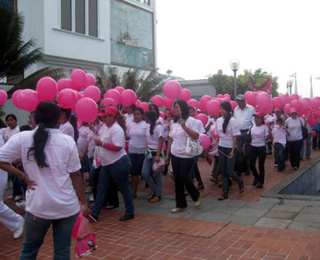Más de dos mil personas aistieron a caminata contra el cáncer de seno
