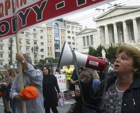 Miles de griegos salen a la calle para protestar contra recortes