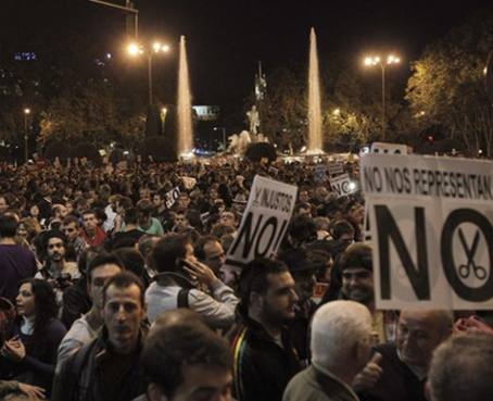 Miles de personas protestan frente al Congreso español en Madrid