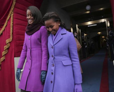 Malia y Sasha Obama lucen en el Capitolio abrigos combinados en tonos violeta