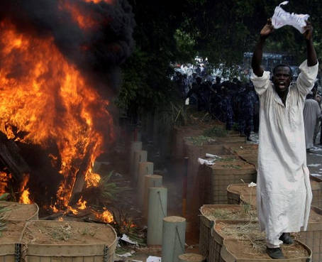 Berlín exige a Sudán que refuerce la seguridad de su embajada en llamas
