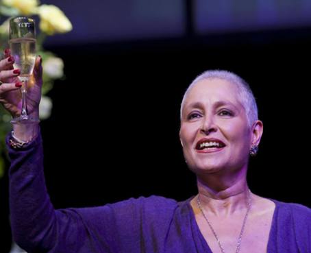 Daniela Romo promueve campaña tras superar cáncer de mama