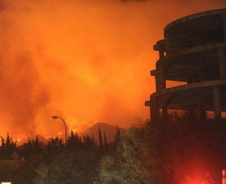 Un muerto, cinco heridos y 5.000 evacuados por incendio en España