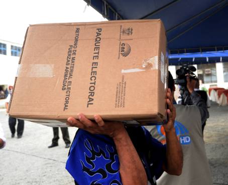 Los últimos &#039;kits&#039; electorales son distribuidos en Pichincha