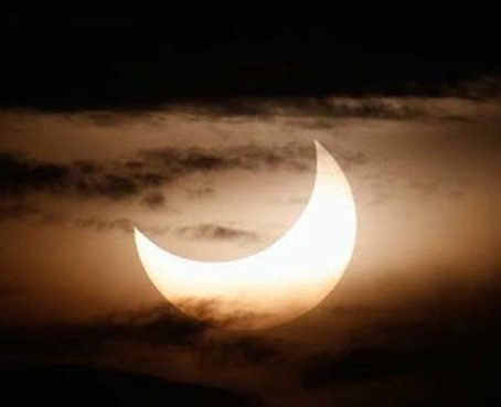 Miles de personas presencian eclipse total de Sol en Australia