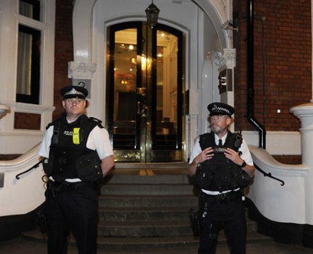 Quito y Londres buscan una solución para Assange antes de decidir el asilo