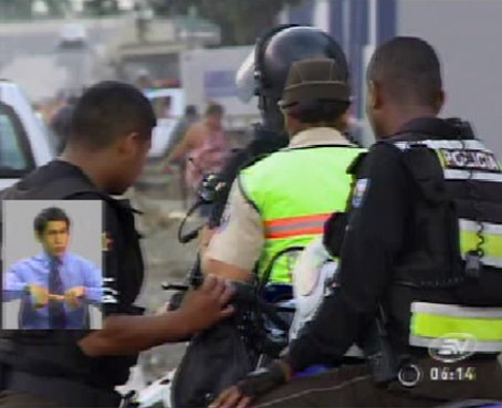 Tres policías son detenidos por participar en robo de un contenedor