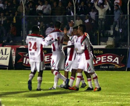 En silencio, Liga (L) vence al Cuenca y es puntero junto a Independiente