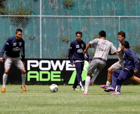 Selección nacional de fútbol viajó a Ambato para amistoso
