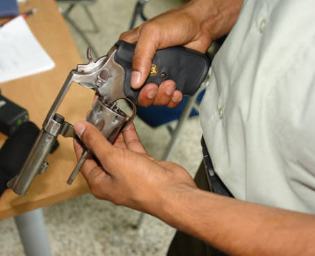 Estudiante es encontrado con un arma en Los Ríos