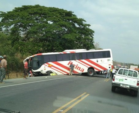 Un muerto y 31 heridos deja accidente en la vía Guayaquil-Manta