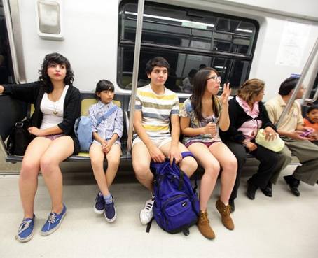 Cientos de jóvenes viajan sin pantalones en un metro de México