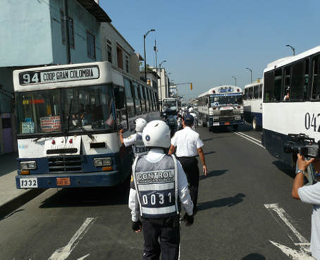 Dirigentes de transporte liviano protestan en la Agencia de Tránsito