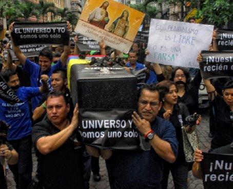 Empleados de diario El Universo protestan contra la condena