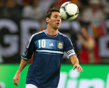 Argentina golea a una Alemania con diez hombres