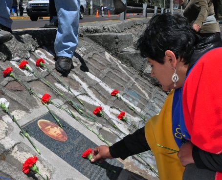 En Quito develan placa por una de las víctimas del 30 de septiembre de 2010