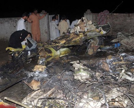 Mueren 127 personas en un accidente aéreo en Pakistán