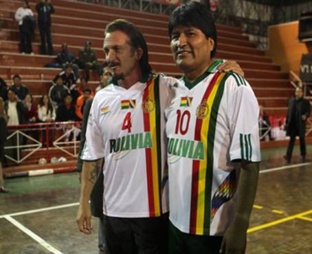 Evo Morales pide a Sean Penn que respalde masticado de la hoja de coca