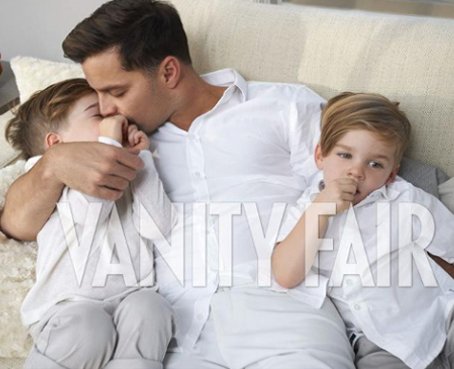 Ricky Martin posa por primera vez con sus hijos y con su pareja