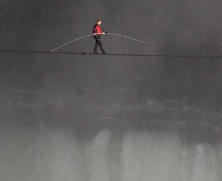 Nik Wallenda logró cruzar las cataratas del Niágara sobre un cable