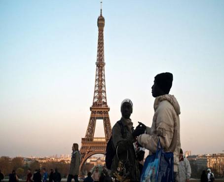 París adopta nuevas reglas de inmigración que evitan una gran regularización