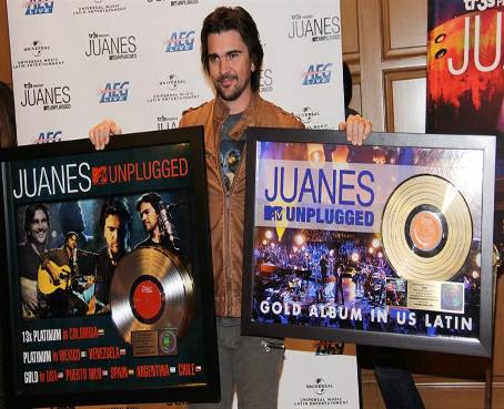 Juanes recibe en Las Vegas el disco de oro por su MTV Unplugged