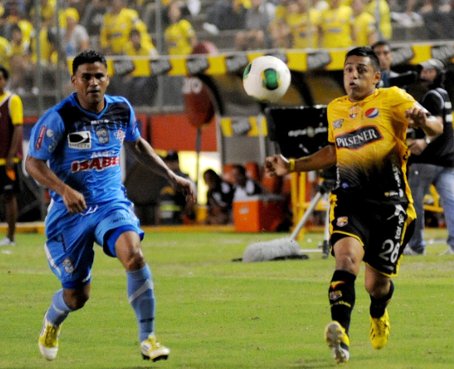 Barcelona pierde sus primeros puntos de local ante el Manta