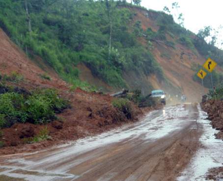 Deslave causado por lluvias bloquea vía Cuenca – Molleturo - Guayaquil