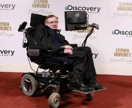 Hawking envió mensaje de apoyo a las personas con discapacidad