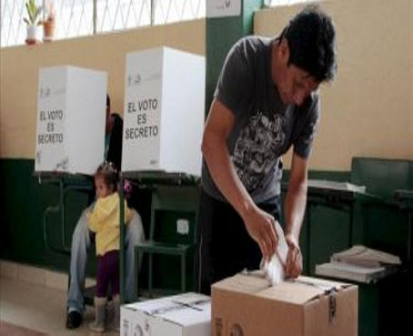 Rafael Correa lidera el voto legislativo en Ecuador, tras ganar presidencia