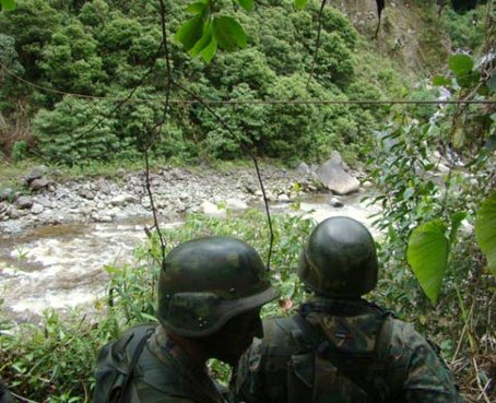 Fuerzas Armadas de Ecuador hallan arsenal en frontera con Colombia