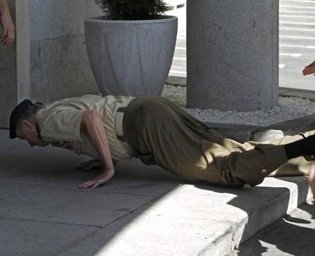 Rey de España sufrió una caída durante un acto oficial