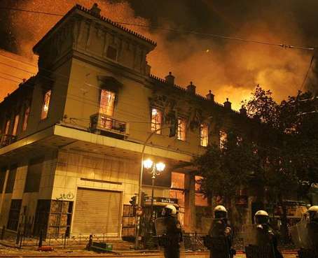 El Parlamento griego aprueba el duro plan de rescate con Atenas en llamas